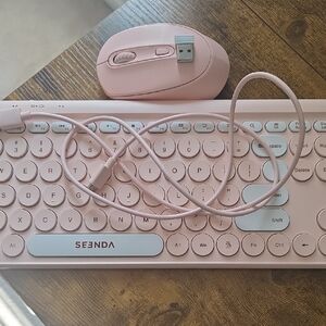 USED wonderful Condition  Pink Wireless Keyboard and Mouse Combo